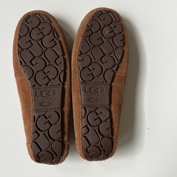 UGG MOCCASIN STYLE SLIPPERS!!  NEVER WORN!! - Picture 3 of 5